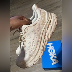 Hoka Clifton 8 shifting sand/eggnog